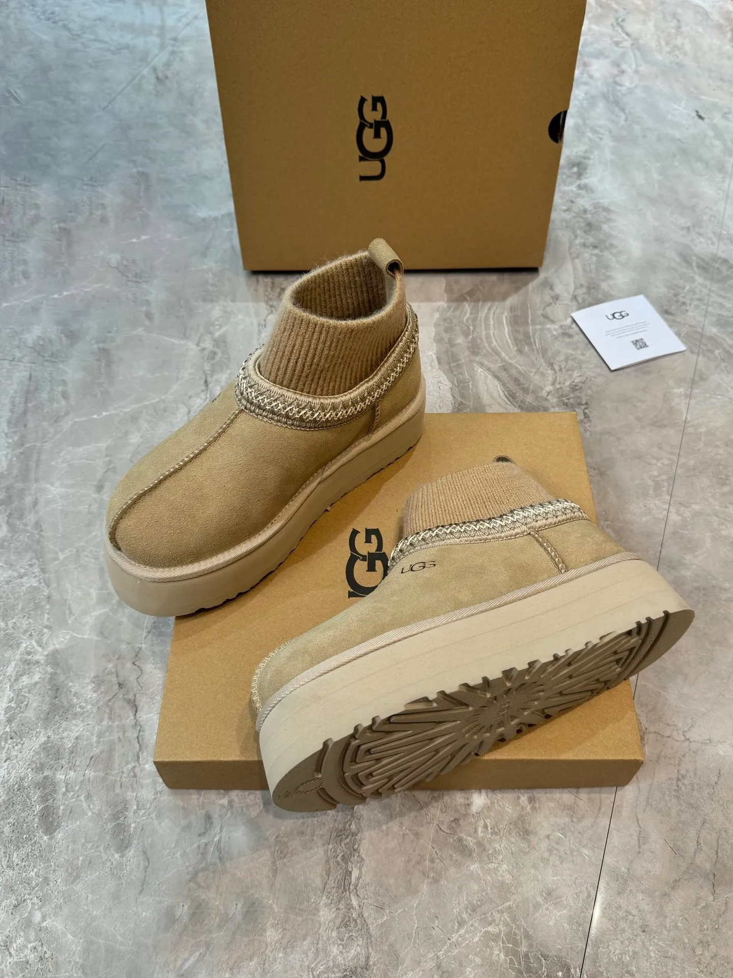 Self-pickup 💰520 New snow boots 1125956 Ethnic style plus sock cover, the sock cover is inserted into the wool. The surface is made of imported silk cow suede, and the inner part is made of Longfeng fur. Foam outsole has light anti-slip characteristics. Four colors, 35-40